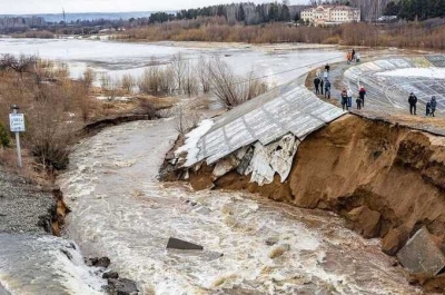 Земляная дамба разрушилась у Коммунального моста в Томске из-за разлива реки