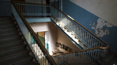 В Омске 9-летний мальчик разбился насмерть, катаясь на перилах лестницы